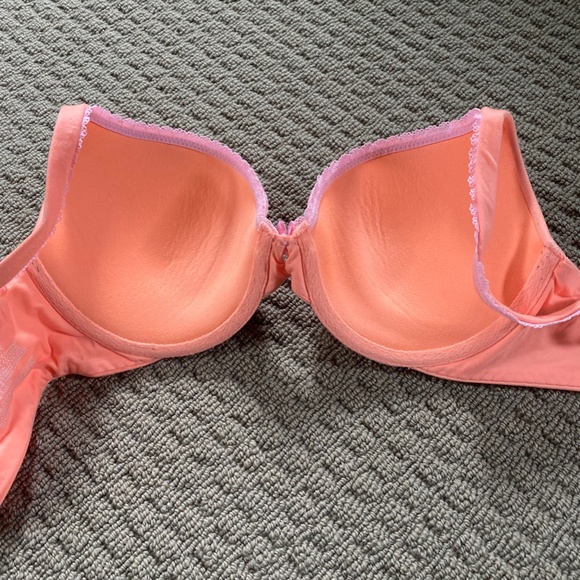 Victoria's Secret Bra - Body by Victoria - Padded Perfect Coverage - 32D - Picture 3 of 4